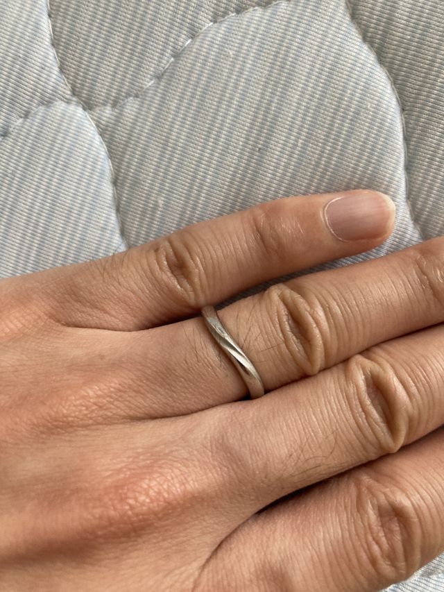 少しウェーブが入った結婚指輪です。