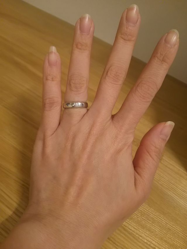 私が指にはめています