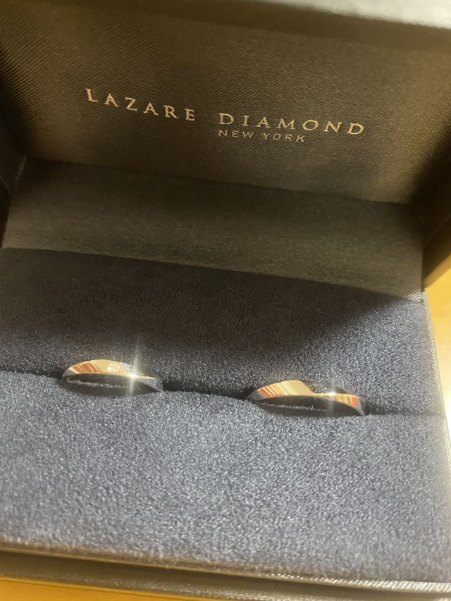 ボックスに入った状態の結婚指輪　