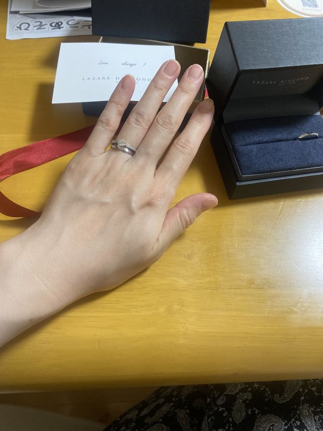 先に購入していた婚約指輪ラヴィンを重ねて。