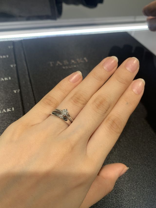 婚約指輪は他ブランドになりますが、重ねてもとてもあいます