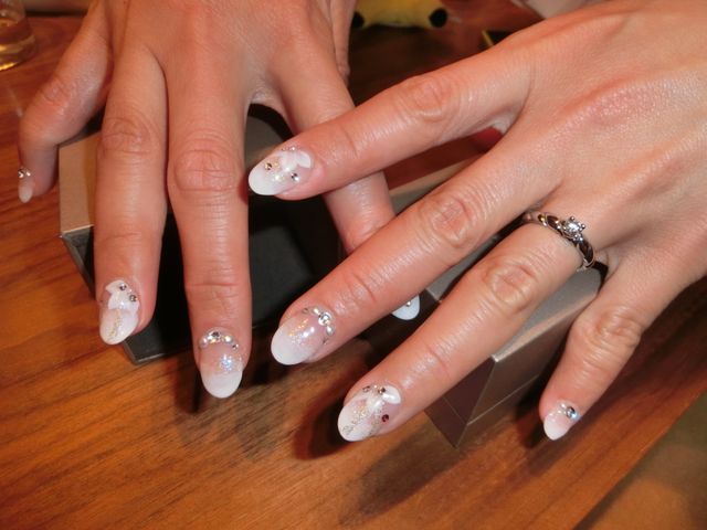 結婚式用ネイルで♪本番では結婚指輪と重ね付けしました。