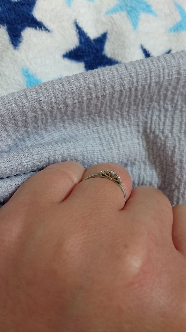 立体リボンでリングの縁も並々に。リボンの指輪風