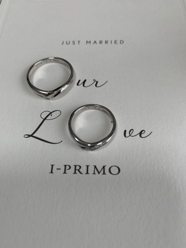 2人の指輪を紙に合わせて撮りました