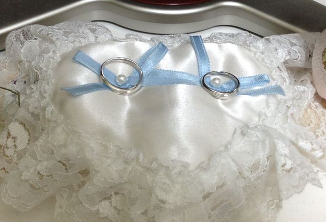 義母に頂いたリングピローと。結婚式もこのセットで行いました。