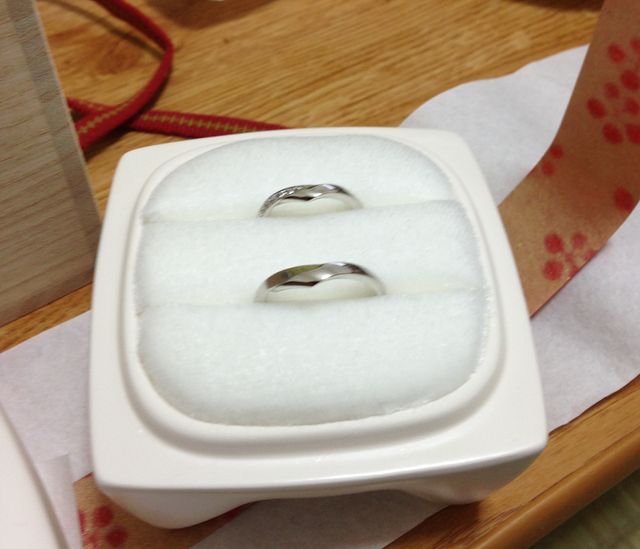 木箱を開けると、上品な白い陶器に指輪が入っています。