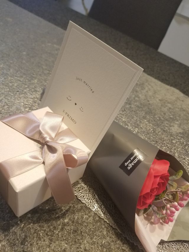 いただいたソープの花束と指輪を置いて写真を撮れるポストカード