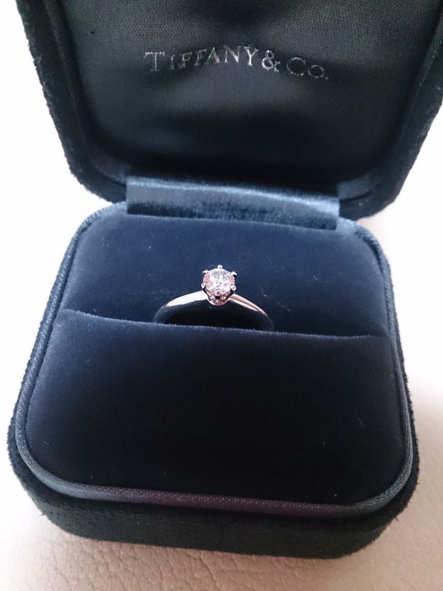 ティファニー セッティング という定番のデザインです。