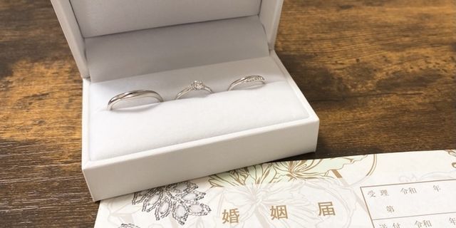 木箱入りで高級感がある。
手を繋いで歩く姿を表したデザイン。