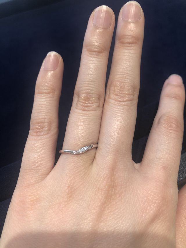 キラキラし過ぎない指輪　ウェーブが効いていて細くて手に馴染む