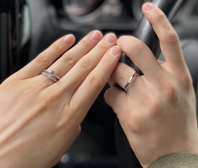 左側が私、右側が主人です。
婚約指輪と重ね付けしています。
