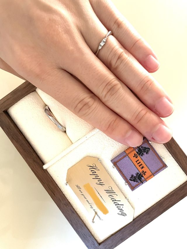 お互いの指輪に2人の名前と誕生石を入れてもらいました。