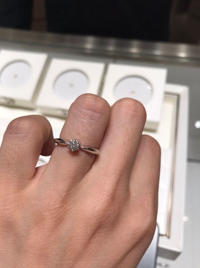 中央にいくにつれ、絞りがあるのでダイヤが大きく見えます。