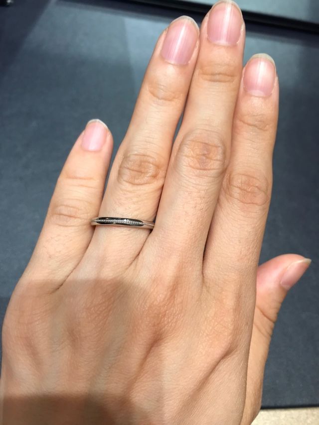 結婚指輪です。中央にメレが入っています。