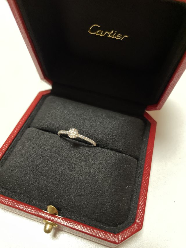 ダイヤモンドとその左右がキラキラしていて可愛いリングです