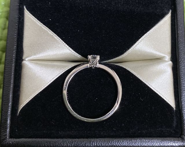 横から見ると、石座がガラスの靴になっている