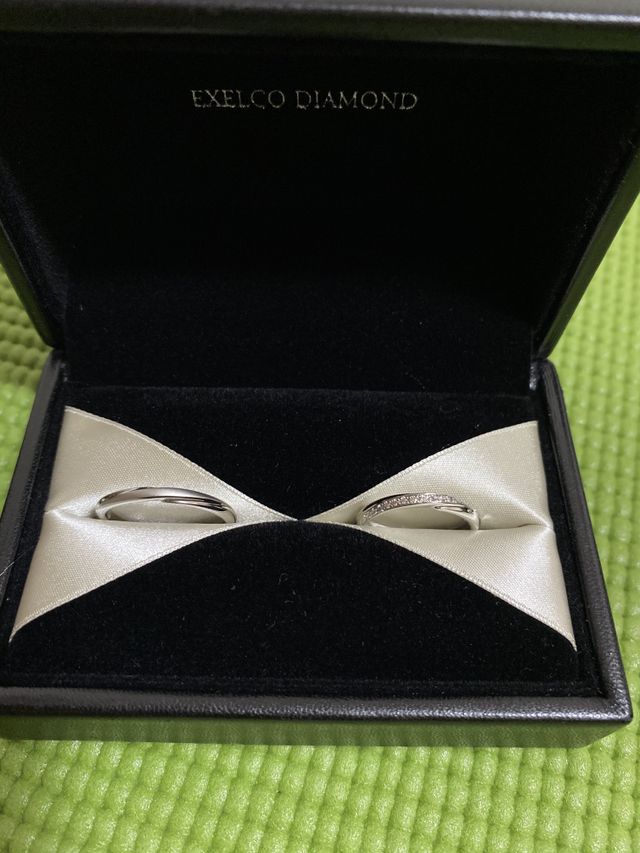 婚約指輪とセットでつけても似合うデザインを選択した。