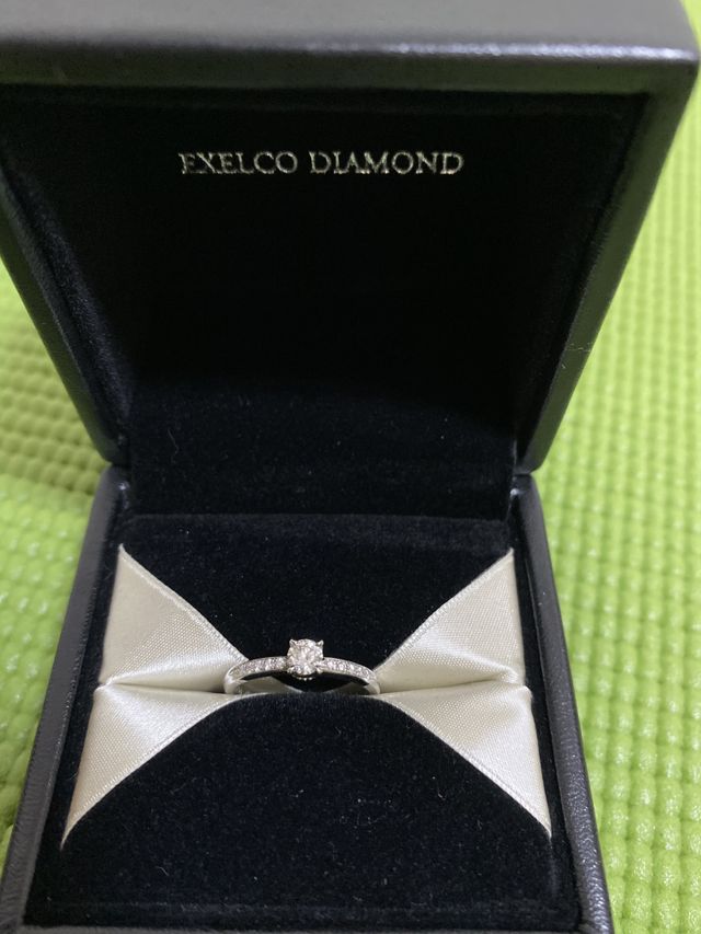 ストレートアームでダイアモンドが散りばめられているデザイン