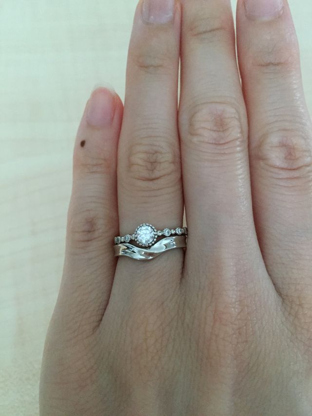 結婚指輪がリバーシブルになっている。
