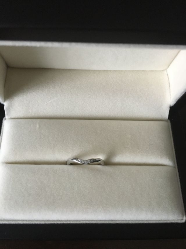 内側に結婚記念日とイニシャル、誕生石を入れていただきました。