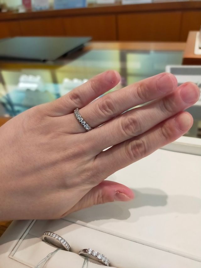 ハーフエタニティ、日常生活にも支障なく使用ができるデザイン。