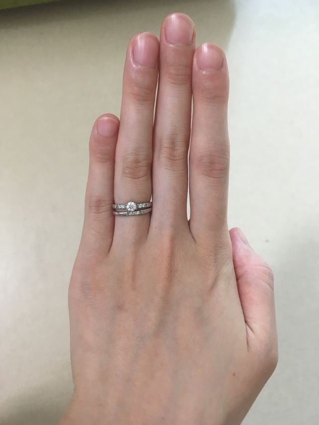 婚約指輪と結婚指輪のセットになっています。