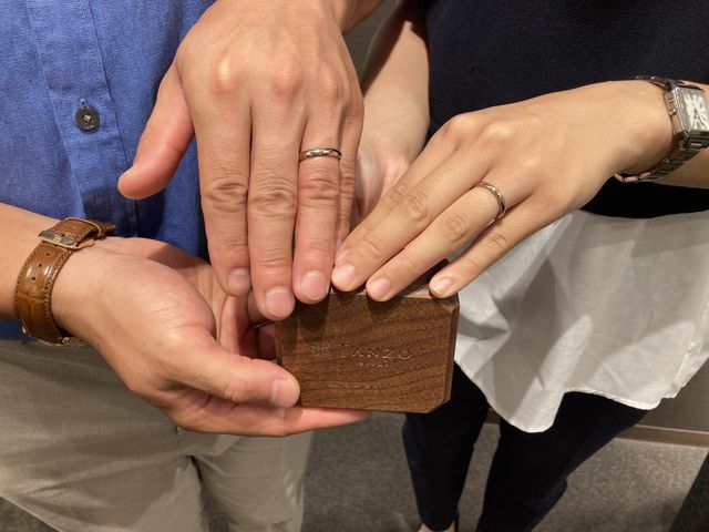 結婚指輪受取の際にお店にて写真を撮っていただきました。