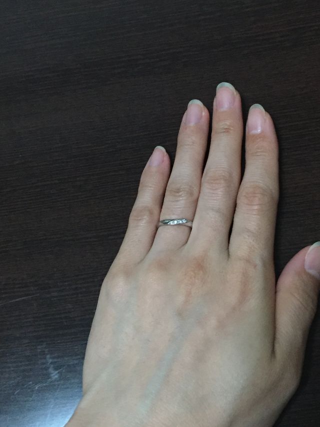 ダイヤが3粒です。仕事でも付けられるようシンプルにしました。