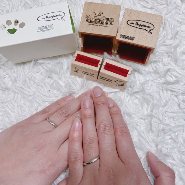 指輪を付けている写真。指輪を入れるケースと一緒の写真