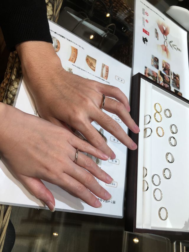 男女共に1番リングの細いもので試着しました。