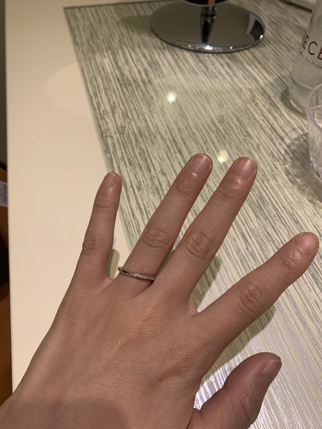 デザインが細身でウェーブが特徴的です