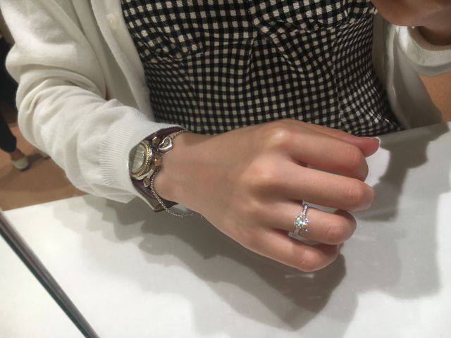 外出時、鏡に映った輝きがあまりにも綺麗で撮影したものです