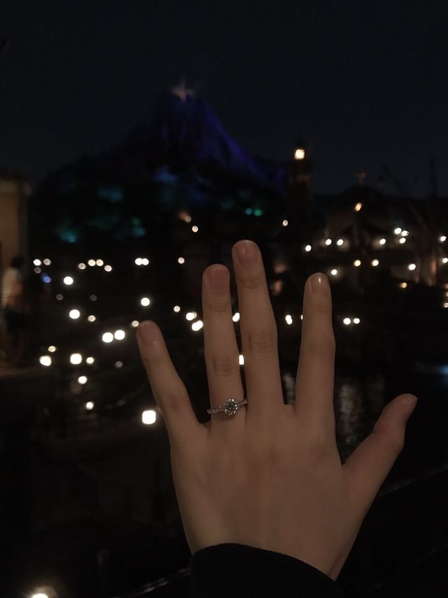 ライトのない暗がりの中でも光を拾って輝いているのが分かります