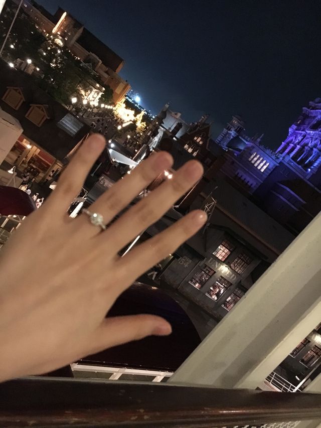 加工なしで暗がりでも七色に光っています。