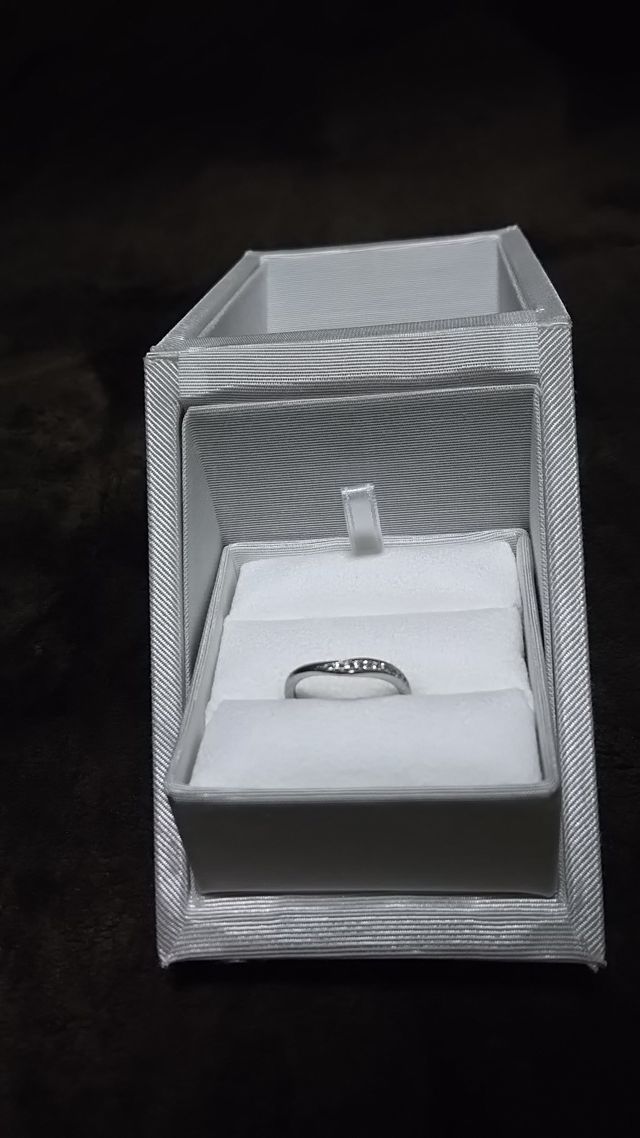 上品なデザインで、指に馴染みやすく、とても気に入っています。