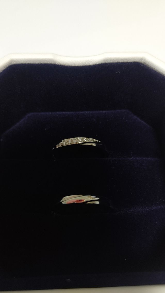 女性用はダイヤが9つついていてとてもキラキラしています。