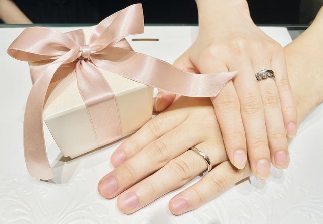 婚約指輪と一緒に撮影しました。