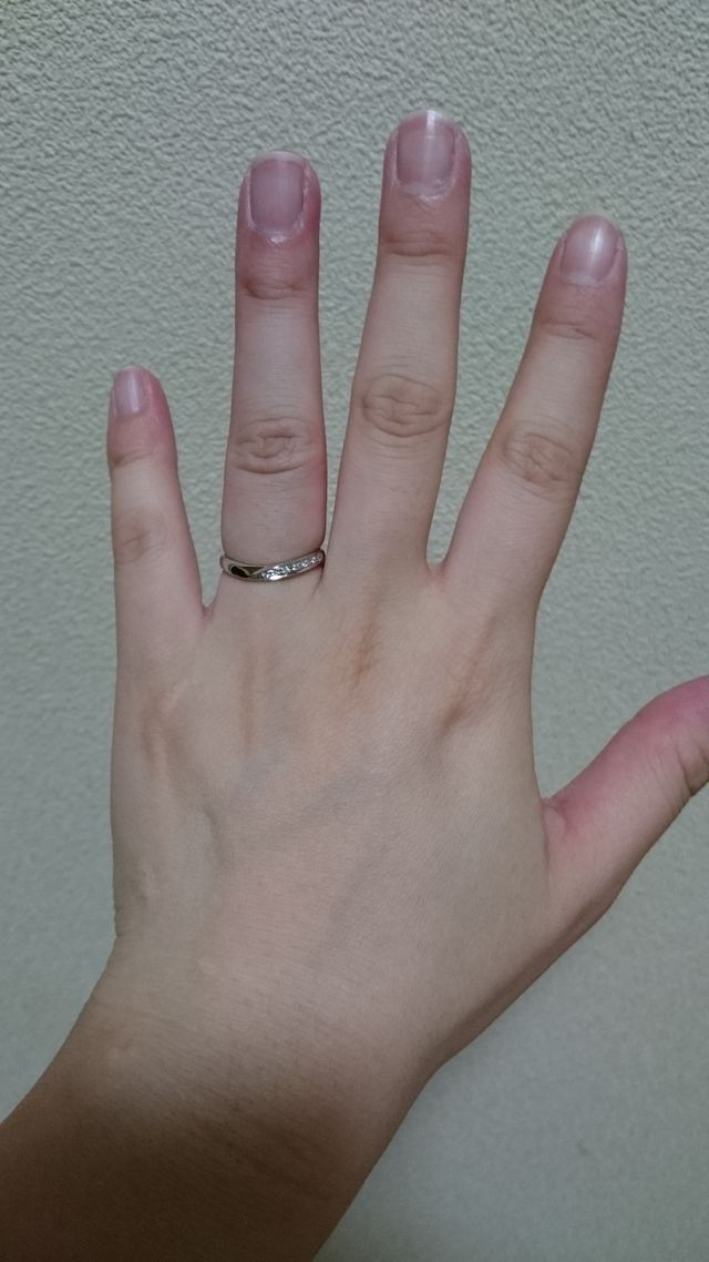 曲線が綺麗な指輪です。