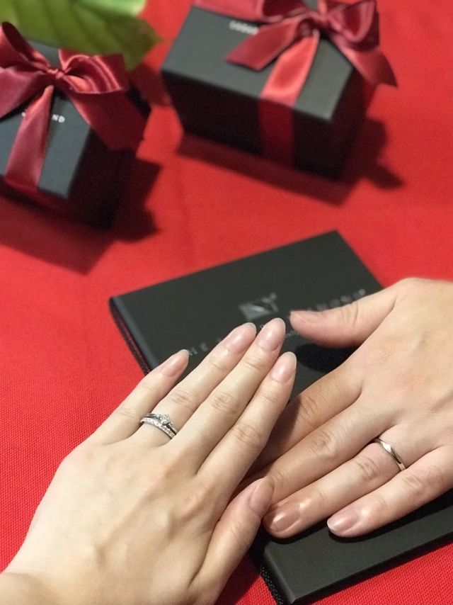 婚約指輪と結婚指輪をセットでの着用画。

※無加工です