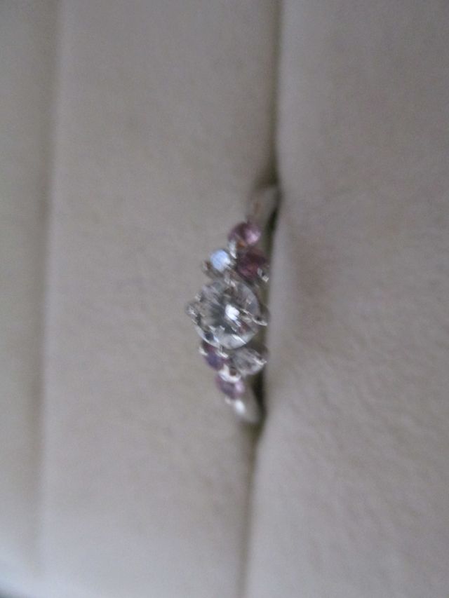 真中にダイヤ、両隣りにサファイヤとダイヤ