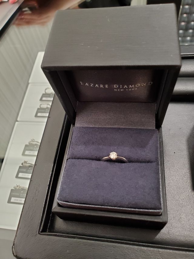 華奢なラインとお花が咲いたような可愛らしい雰囲気です。