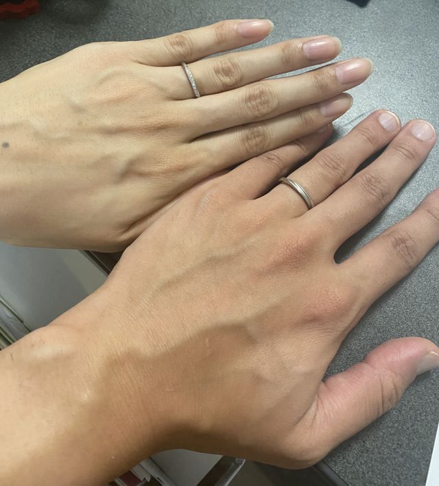 妻の方には細やかなダイヤが散りばめられていて輝きが綺麗です。