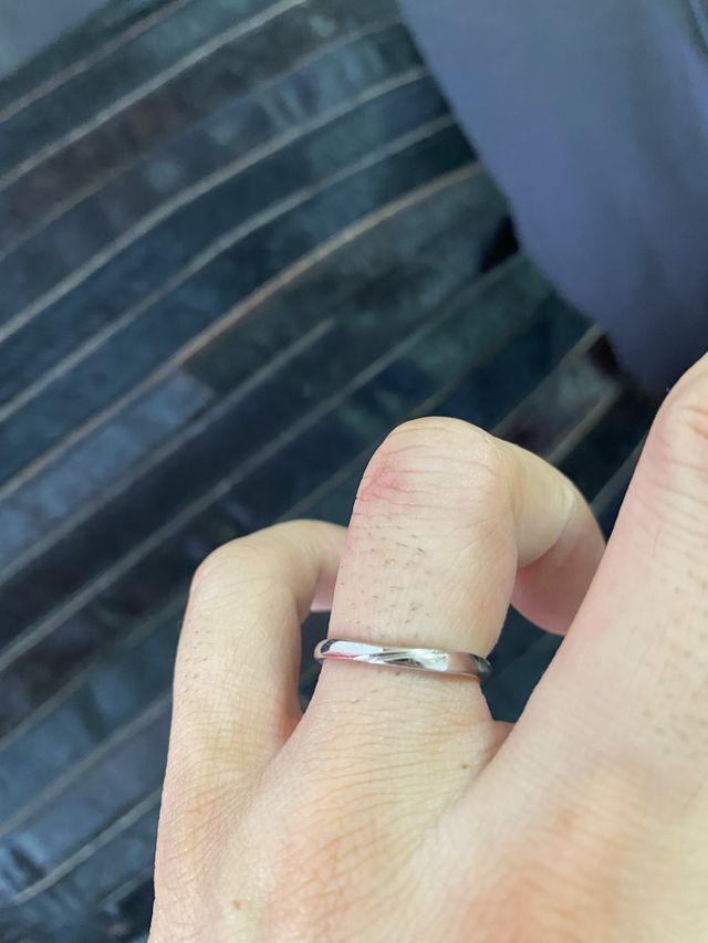 シンプルでPt900で普段から着けていても違和感ないです。