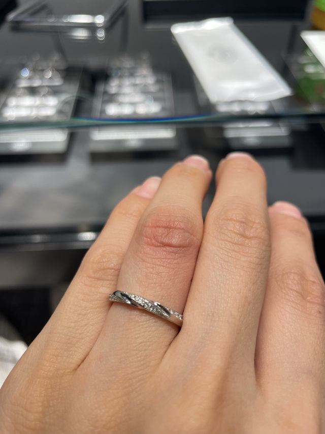 ダイアモンドが三列になってついております。プラチナも見えます