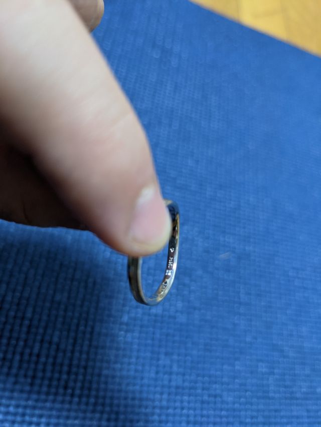 指輪に妻の誕生石をいれてもらいました。