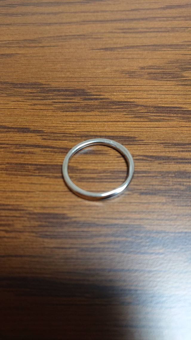 形はストレートで、斜めにラインが入ったシンプルな結婚指輪です
