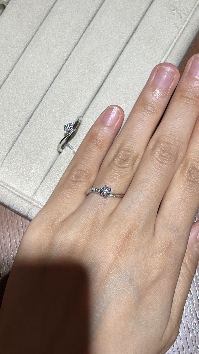 他にはない絶妙な角度のライン。重ね着けもおしゃれな感じに。