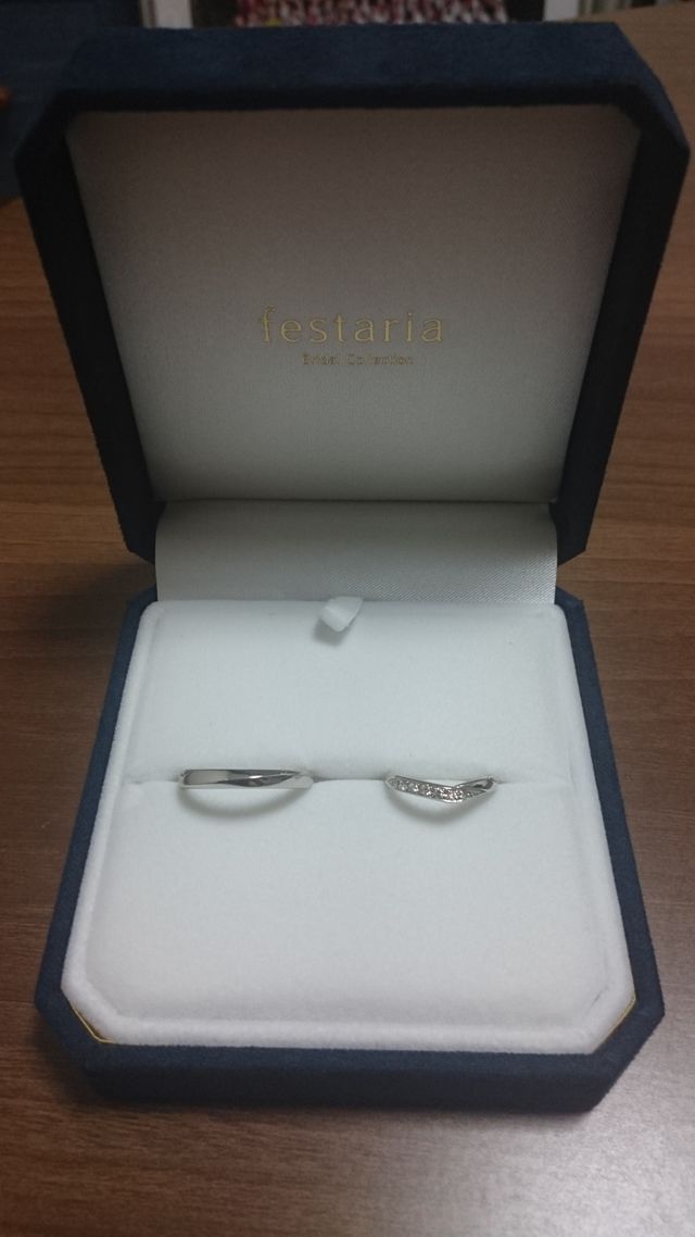 男性はシンプル、女性はダイヤモンドが入ってキラキラです。