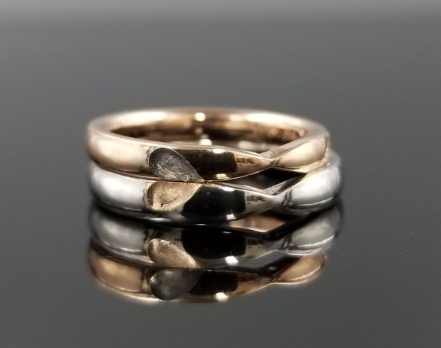 ２つ重ねるとお互いの金属を使用したハートができます。