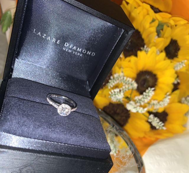 メレダイヤが囲んでいる華やかなデザインがとても気に入りました